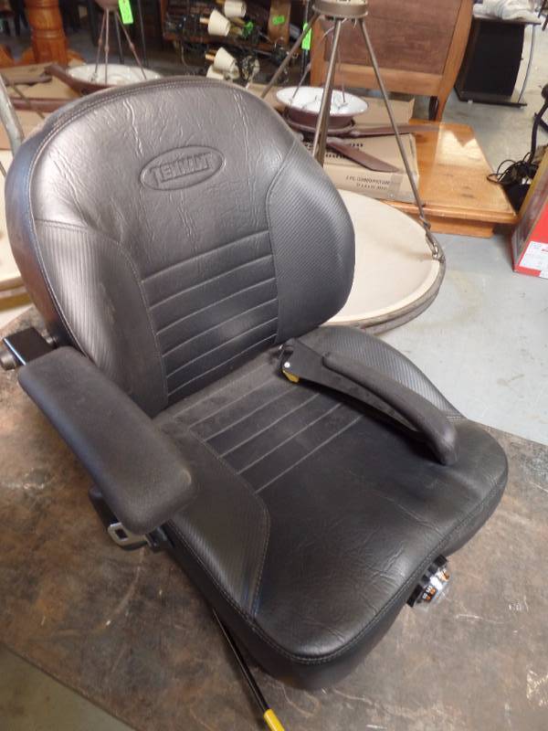 lot 607 image: Tennant Seat