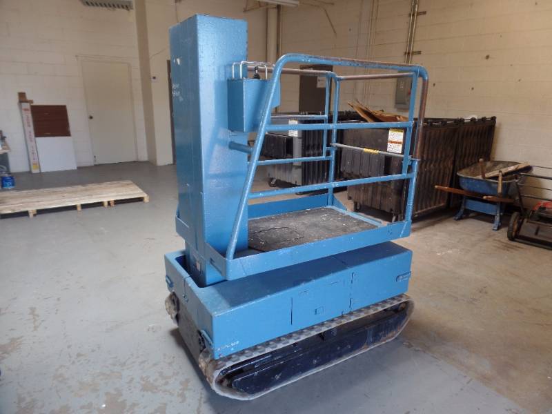 lot 602 image: Aichi RM040 Track Drive Man Lift