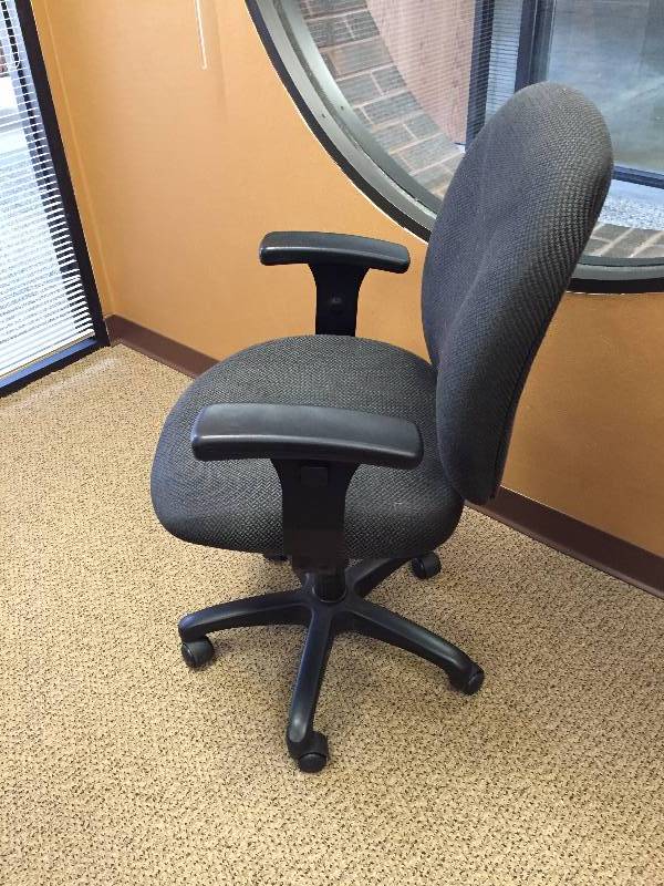 lot 29 image: Mid Back Contoured Cushion Ergonomic Swivel Rolling Conference Chair with Adjustable Armrests - Excellent Condition