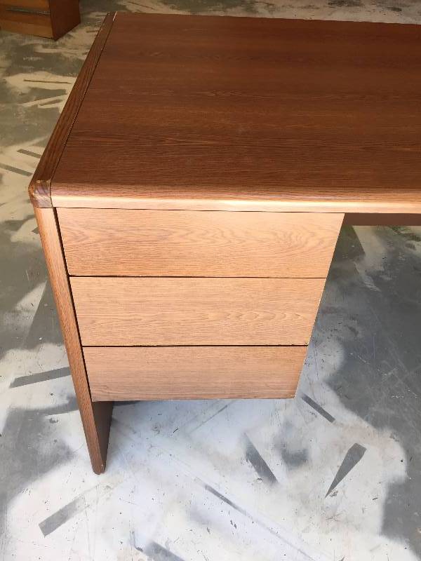 lot 37 image: Beautiful Walnut Wood Veener Double Pedestal 6 Drawer Credenza Executive Desk With Hidden Lock With Key - Easy Slide Drawers - Very Nice Condition