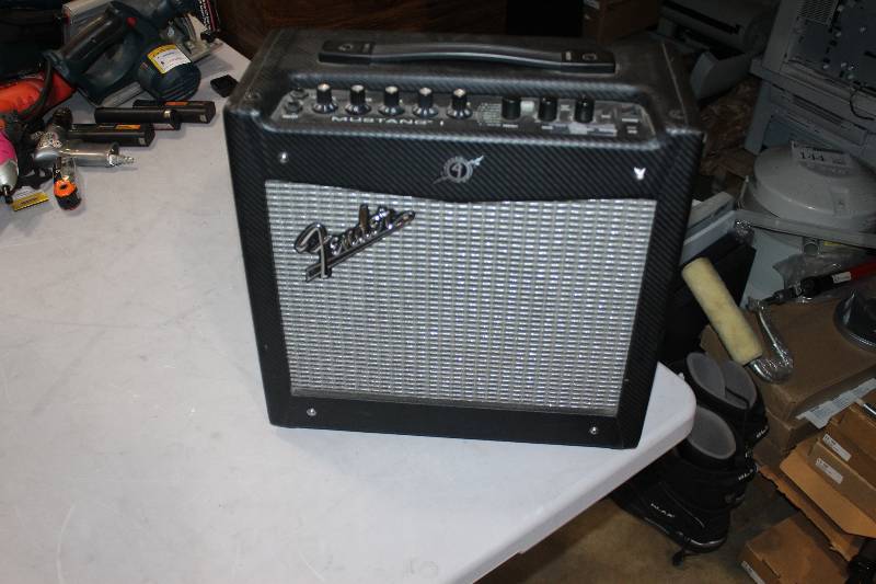 lot 203 image: Fender Mustang Amp