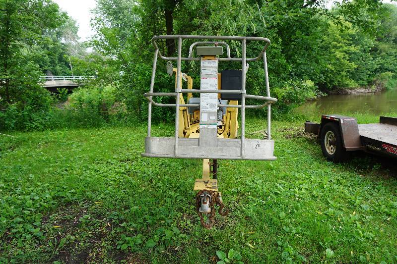 lot 5 image: 2007 Biljax Model 3632T Tow Behind Battery Powered Man Lift