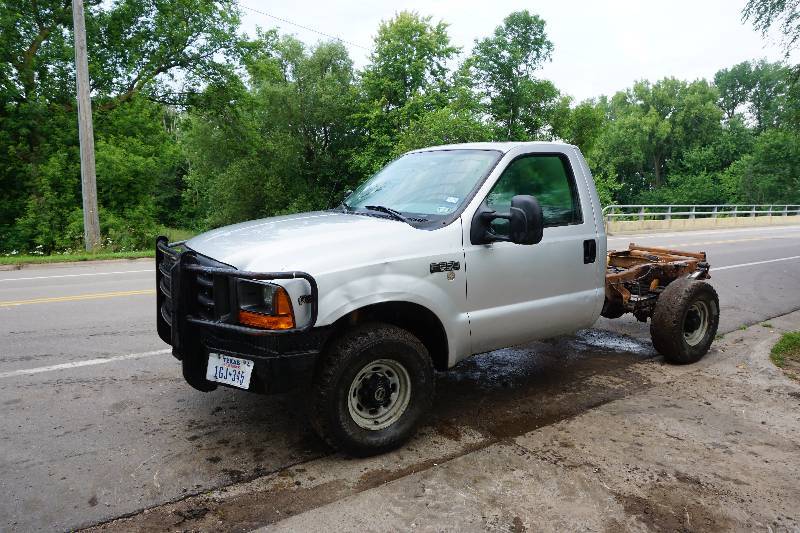 lot 3 image: 1999 Ford F-250 XL Super Duty 4 x 4 Long Box Truck Chassis