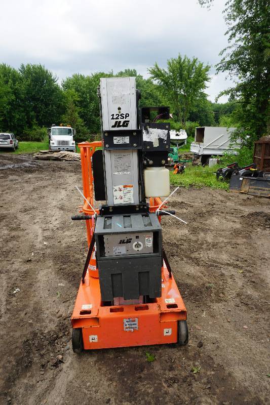 lot 13 image: 2000 JLG Model 12 SP Battery Powered Man LiftStock Picker