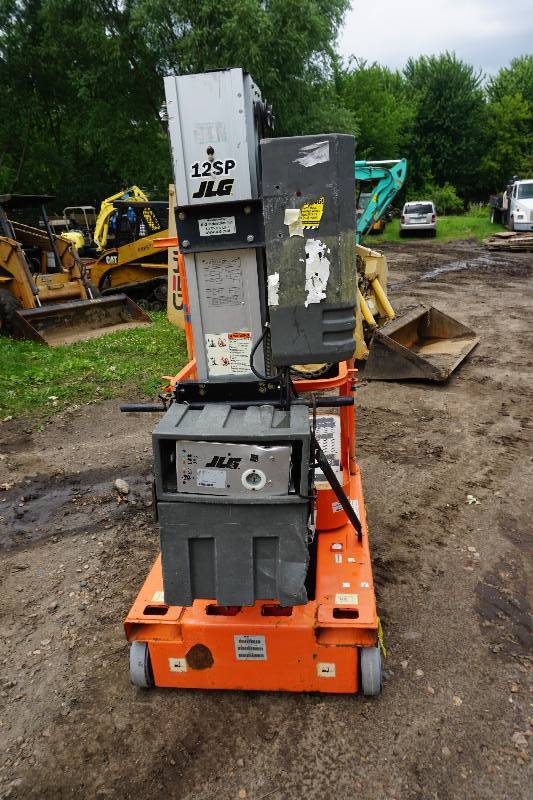 lot 14 image: 2000 JLG Model 12 SP Battery Powered Man LiftStock Picker