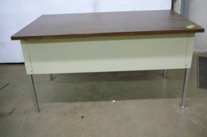 lot 8 image: Desk - Work Station