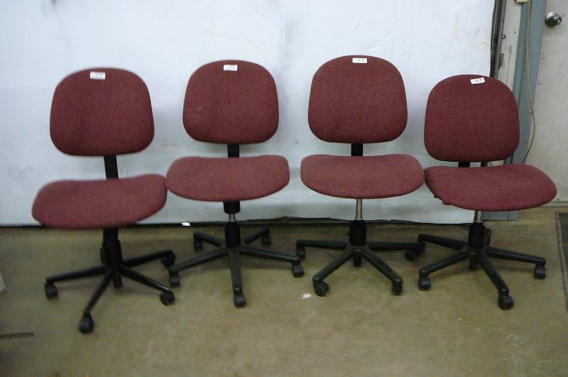 lot 47 image: 4 - Office Chairs