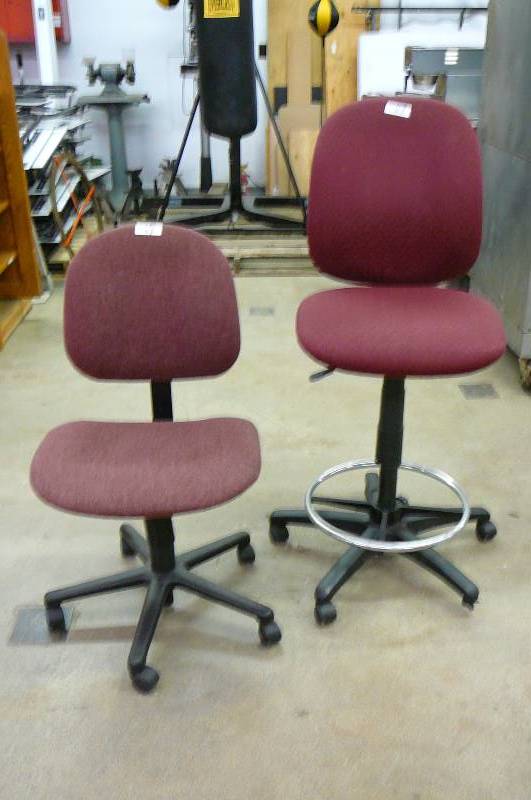 lot 49 image: 2 - Office Chairs