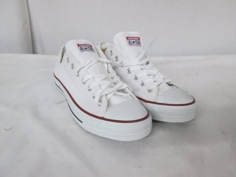 lot 53 image: Converse Unisex Chuck Taylor All Star Low-Cut Sneakers