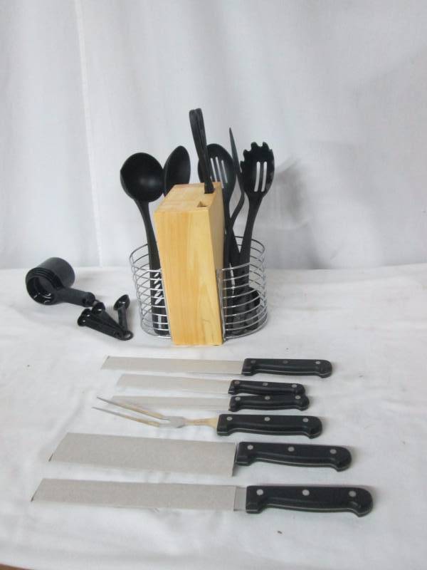lot 46 image: 25-pc. Pro Cutlery and Gadget Set