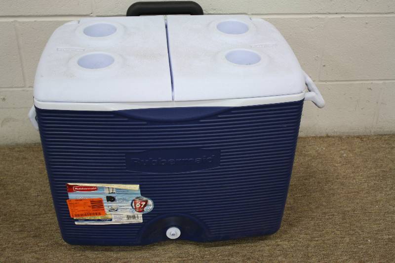 lot 8 image: 45- Quart Rubbermaid cooler