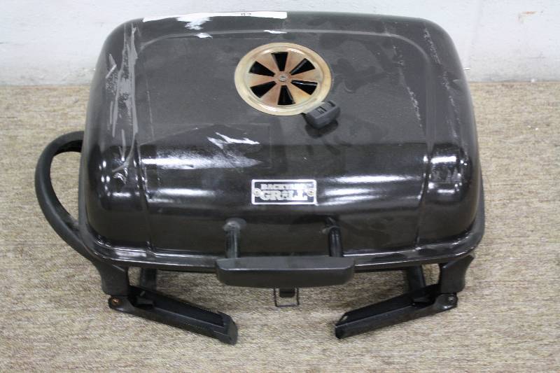 lot 39 image: Small portable Grill