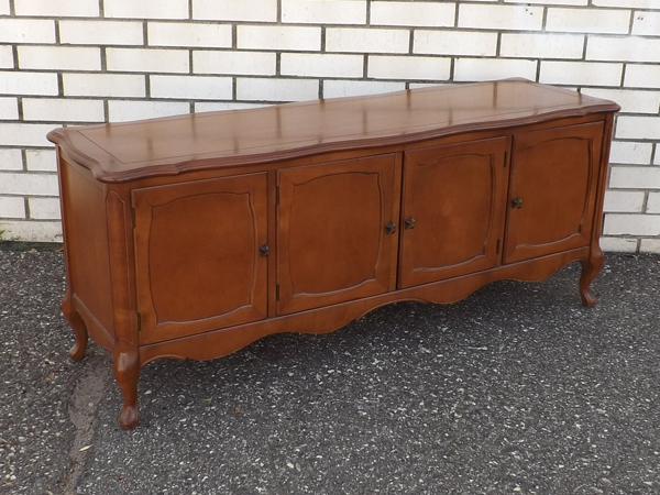 lot 2 image: Vintage Solid Maple Credenza or Record Cabinet