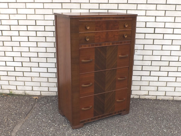 lot 4 image: Beautiful Deco Chest of DrawersDresser