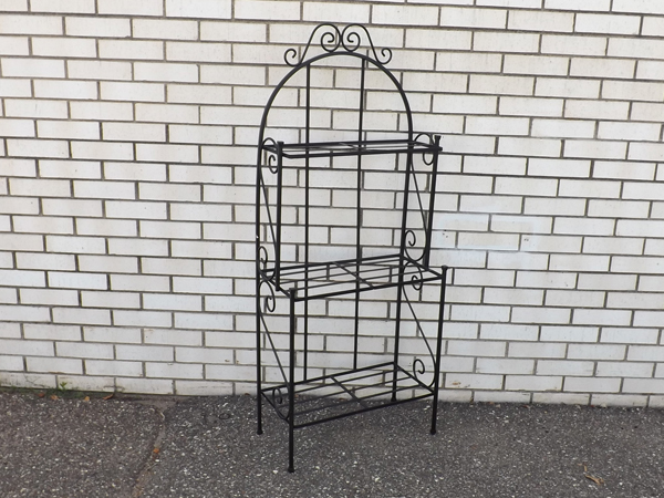 lot 15 image: Metal Bakers Rack