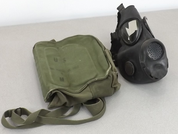 lot 40 image: Vintage U.S. Military Gas Mask w Case