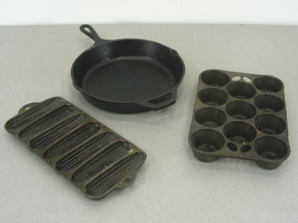 lot 41 image: Vintage Griswold Etc. Cast Iron Pans