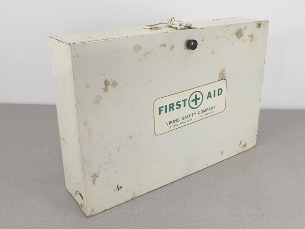 lot 47 image: Vintage Metal First Aid Cabinet