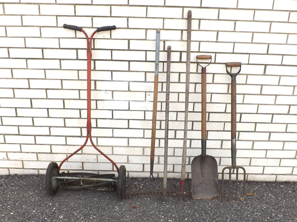 lot 48 image: Lot of Vintage Yard Tools