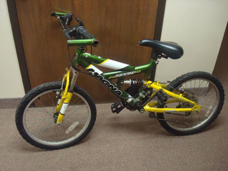 lot 3 image: Boys Magna Bike, Used,Shows Wear, Needs Some...