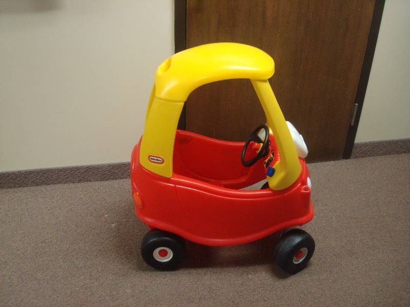 lot 9 image: Kids Little Tikes Play Car, Good Condition...