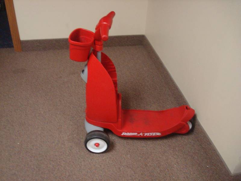 lot 10 image: Kids Plastic Radio Flyer Scooter, Used, Some ...
