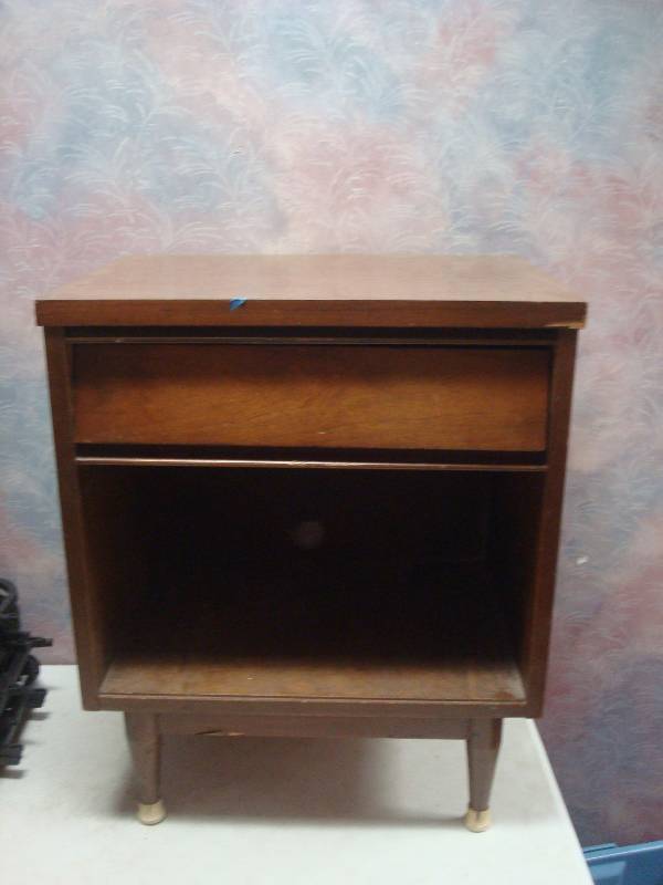 lot 21 image: Vintage End Table, Drawer Is Broken And Needs...