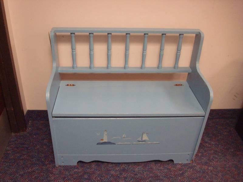 lot 23 image: Small Storage Bench, Has Some Exterior Peelin...