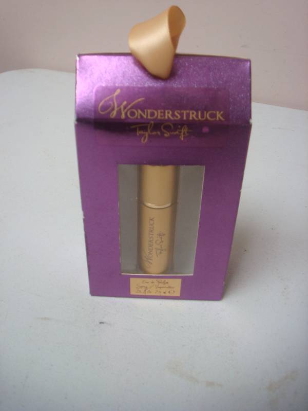 lot 81 image: Taylor Swift Wonderstruck&nbspPerfume Spray ...