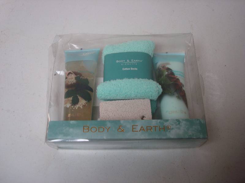 lot 82 image: New Body And Earth Foot Scrub Kit, Some Wear ...
