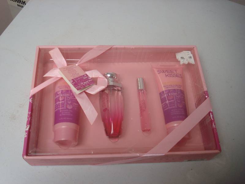 lot 84 image: New Sweet Kisses Perfume Set, Heavenly Kiss I...