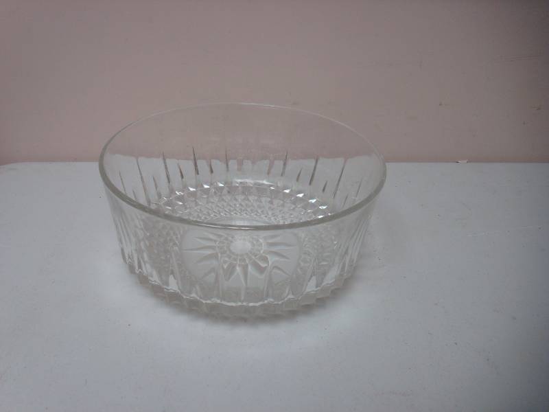 lot 118 image: Diamond Cut Glass&nbspArcoroc Serving Glass...
