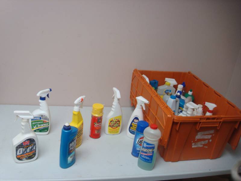 lot 127 image: Orange Bin With Cleaning Products - 2...