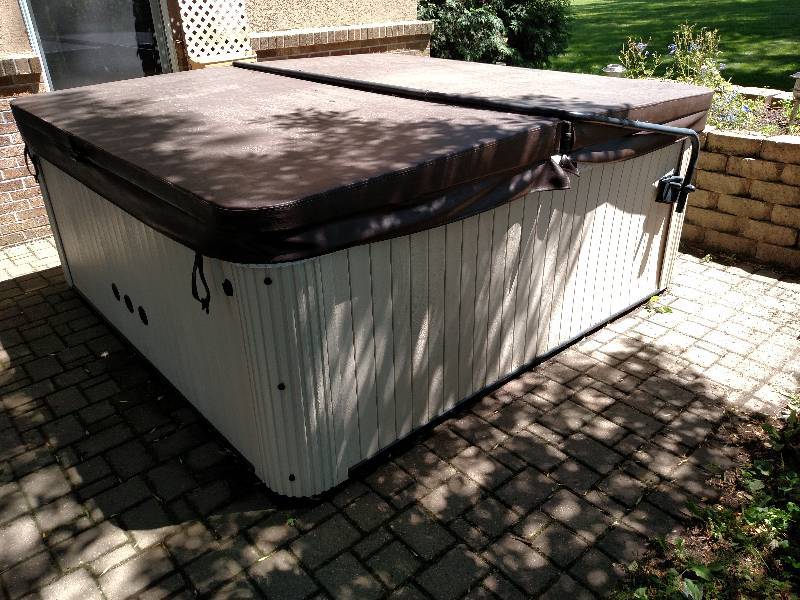 Master Spas Hot Tub, 6 Person, App...