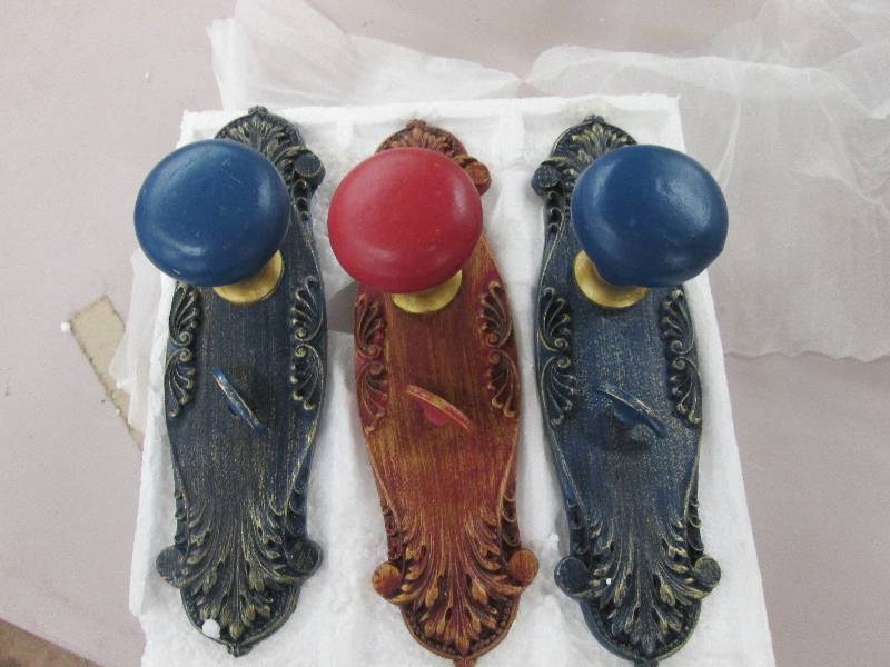 Lot of 3 Door knob d�cor pieces...