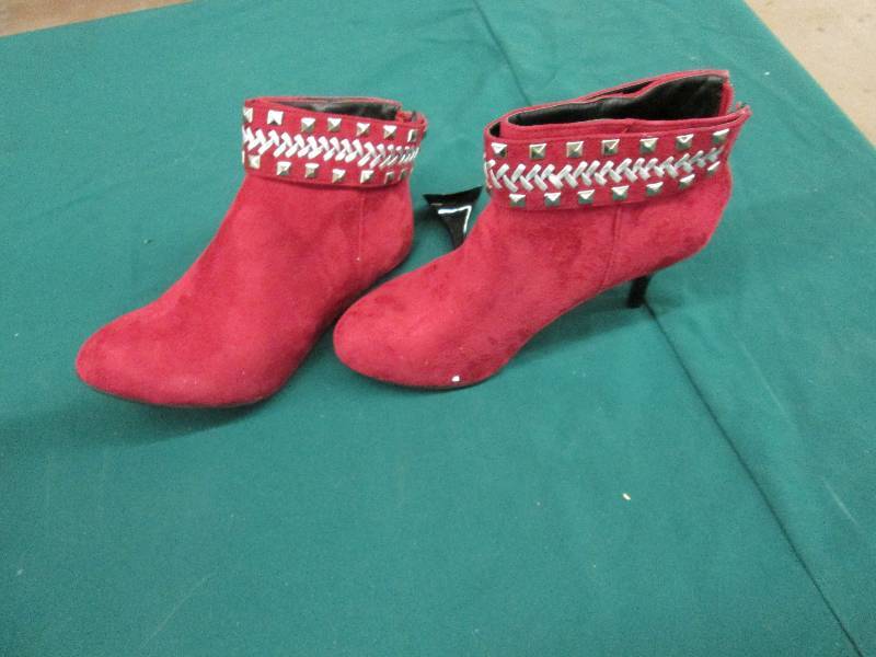Monroe & Main Size 8 12  Red Suede...