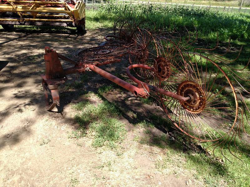 5 Wheel Rake with (2) Extra Wheels,...