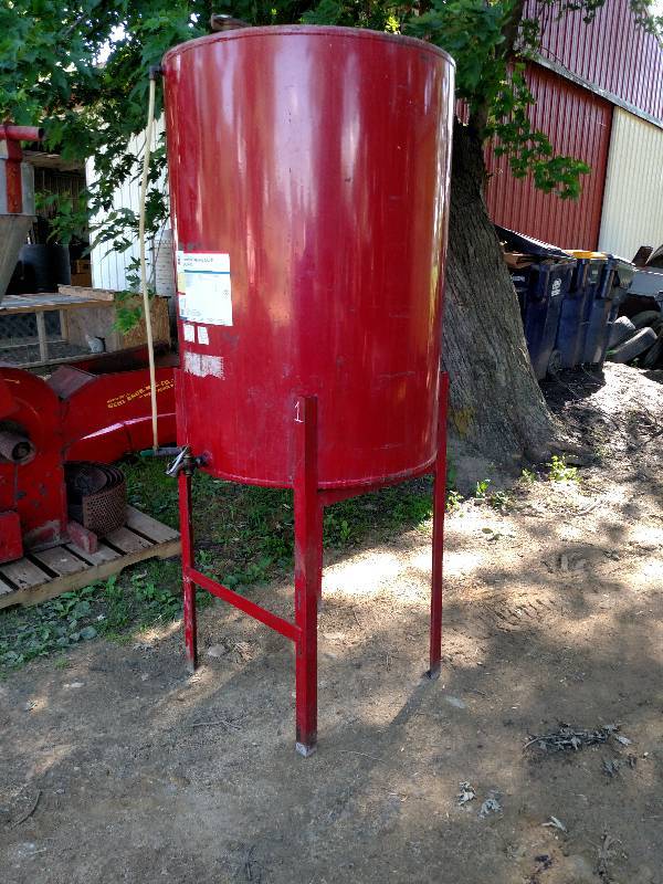 100 Gallon Oil Tank with Valve...