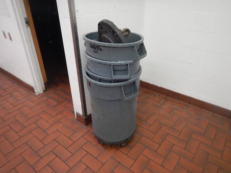 lot 3 image: 4 Brute Trash Cans with Wheels