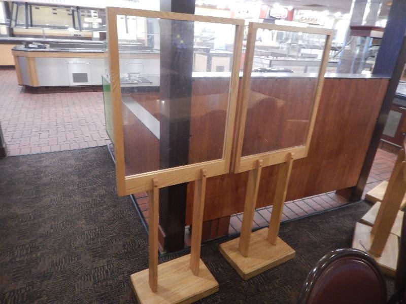 lot 60 image: Wooden Sign Holder