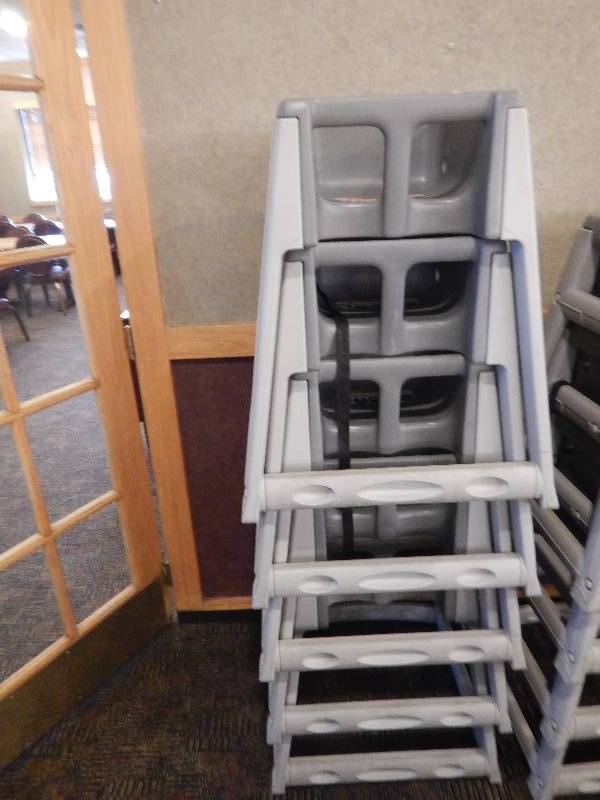 lot 62 image: 5 Restaurant Booster Seats
