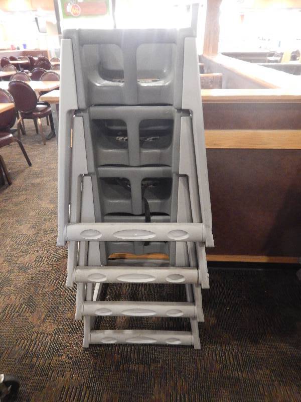 lot 64 image: 4 Restaurant Booster Seats