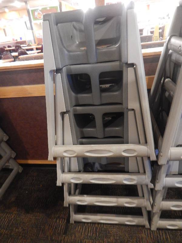 lot 65 image: 4 Restaurant Booster Seats