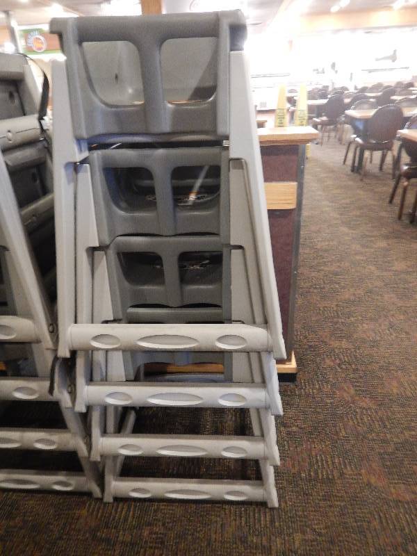 lot 66 image: 4 Restaurant Booster Seats