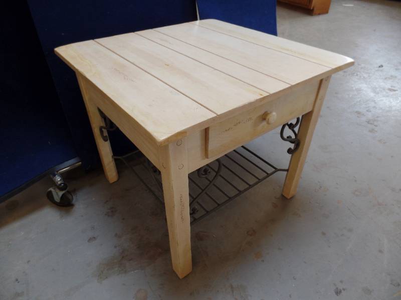 End tablecoat hanger