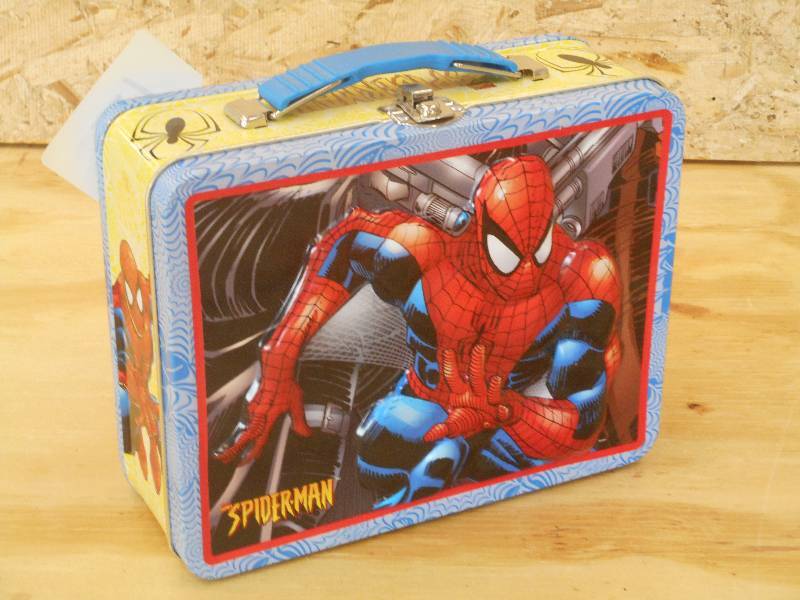 lot 15 image: Spider-Man 2001 Tin Lunchbox ...