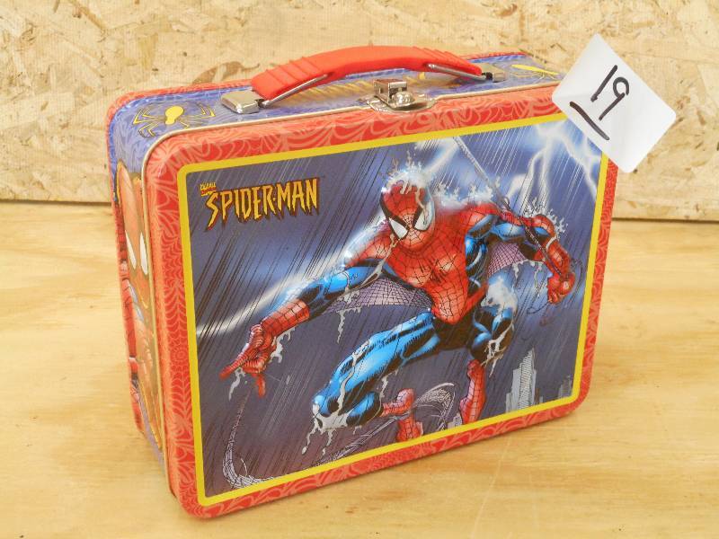 lot 19 image: Spider-Man 2001 Tin Lunchbox ...