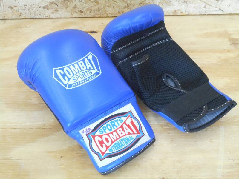 lot 79 image: Pair Of Combat Sports Size Large Tr...