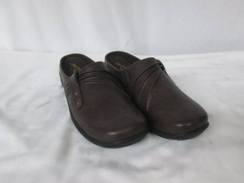 lot 67 image: Womens Easy Street Holly Comfort Clogs