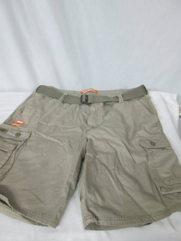 lot 74 image: Lee Mens Wyoming Cargo Short